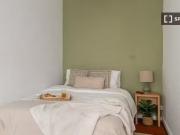 Se alquilan habitaciones en apartamento de 6 dormitorios...