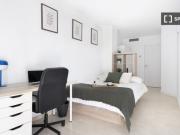 Se alquilan habitaciones en apartamento de 6 dormitorios...