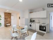 Se alquilan habitaciones en apartamento de 6 dormitorios...