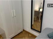 Se alquilan habitaciones en apartamento de 8...
