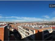 Se alquilan habitaciones en piso de 3 habitaciones en...