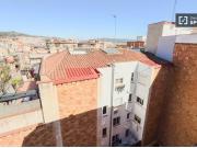 Se alquilan habitaciones en piso de 6 habitaciones en El...