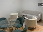 Se alquilan habitaciones en piso de 8 habitaciones en...