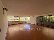 Se arrienda amplio y central departamento en excelente...