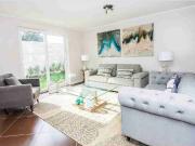 Se Arrienda casa 2 pisos, en condominio