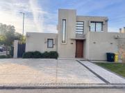 SE ARRIENDA COMPLETA CASA EN CONDOMINIO RUKAN 3H 3B Y ESTAR