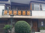 SE ARRIENDA O VENDE HERMOSA CASA EN FRENTE A LA CLINICA...