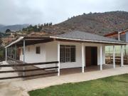 Se arrienda por año Casa con piscina y quincho en Olmué