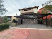 Se casa en fraccionamiento Bosque monarca 3 niveles...