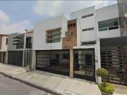 SE VENDE CASA DE 3 NIVELES,EN EXCELENTE UBICACIÓN...