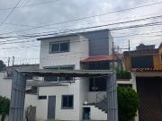 SE RENTA BONITA CASA SOLA SEMI AMUEBLADA EN LA COLONIA...