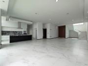 Se renta casa con 4 habitaciones y amplio jardín dentro...