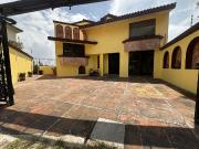 Se renta casa con espacios amplios e iluminados