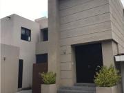 Se renta casa contemporánea con amplios espacios y...