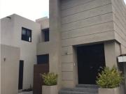 Se renta casa contemporánea con amplios espacios y...