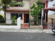 Se renta casa de 4 habitaciones en Urbanización Manta Beach