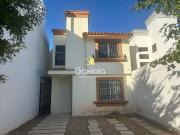 Se RENTA casa de dos pisos ubicada en Blvd. Santa fe