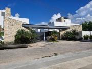 Se Renta casa dentro de Temozon, privada con 16 casas