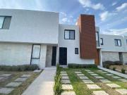 Se Renta Casa en Altos Juriquilla, Puede ser Amueblada o...