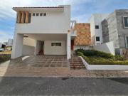 Se renta casa en la loma de golf