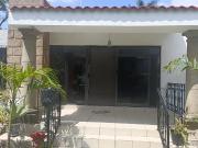 SE RENTA CASA SOLA 1 NIVEL, CON ALBERCA FRACCIONAMIENTO...