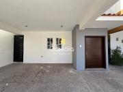 Se RENTA Casa ubicada en Privada La Condesa, acceso...