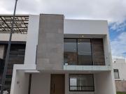Se Renta Hermosa Casa Sin Amueblar de 3 Habitaciones...