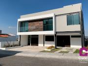 SE RENTA MODERNA CASA EN QUERETARO ZIBTA ACABADOS...