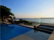 SE VENDE AMPLIA CASA CON SALIDA A LA PLAYA, SANTA MARTA