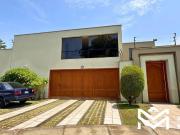 SE VENDE AMPLIA CASA EN LA MOLINA CON JARDÍNES Y PISCINA