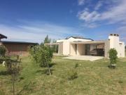 SE VENDE AMPLIA CASA ESTILO MINIMALISTA UBICADA A SOLO 5...
