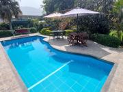 SE VENDE AMPLIA Y HERMOSA CASA CON PISCINA EN EL CENTRO...