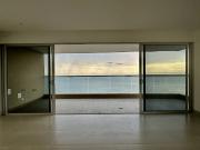 Se vende apartamento de 3 habitaciones frente al mar,...