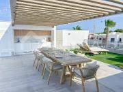 Se vende apartamento en planta alta con solárium privado...