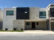 Se vende bonita casa en fraccionamiento privado al norte...