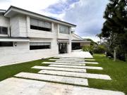 se vende casa 1.100m2 5h+2s/ 8b/ 6p Cerro verde