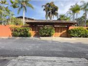 Se vende Casa 2100m² 4h+2s/3b/15p La Lagunita Se vende Casa 2100m² 4h+2s/3b/15p La Lagunita