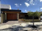 SE VENDE CASA 3 DORM. EN RIO 3, B° LAS VIOLETAS APTA...