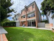 Se vende casa 298m² 3h+s/4b/2e Lomas de chuao