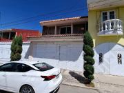 SE VENDE CASA A PIE DE CALLE A SOLO 10 MINUTOS DE PLAZA...