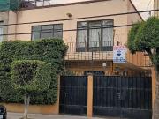 SE VENDE CASA A UNOS PASOS DEL PARQUE DE LOS VENADOS....