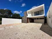 se vende casa al norte de merida con amenidades y club...