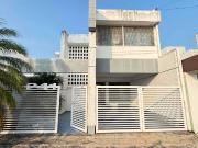 SE VENDE CASA AMPLIA EN FRACC. FLORES DEL VAALLE!