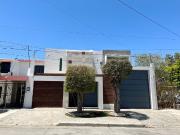 Se vende casa amplia, moderna con alberca en la col. Hidalgo