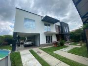 Se vende casa campestre en urbanización Tres jardines...