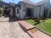 SE VENDE CASA CENTRAL EN LA REINA