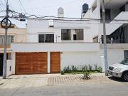 SE VENDE CASA CERCA A PLAZA SAN MIGUEL Y COLEGIO JUAN XXIII