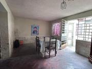 SE VENDE CASA COMO TERRENO FRENTE A PARQUE