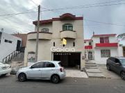 Se vende casa con 2 frentes abarca de calle a calle,...