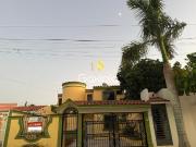 Se VENDE o se RENTA casa con acceso de calle a calle en...